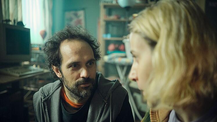 Reinhard (Felician Hohnloser) und seine Freundin Mika Novak (Mareike Beykirch) schmieden im alten Kinderzimmer Pläne für die Zukunft.