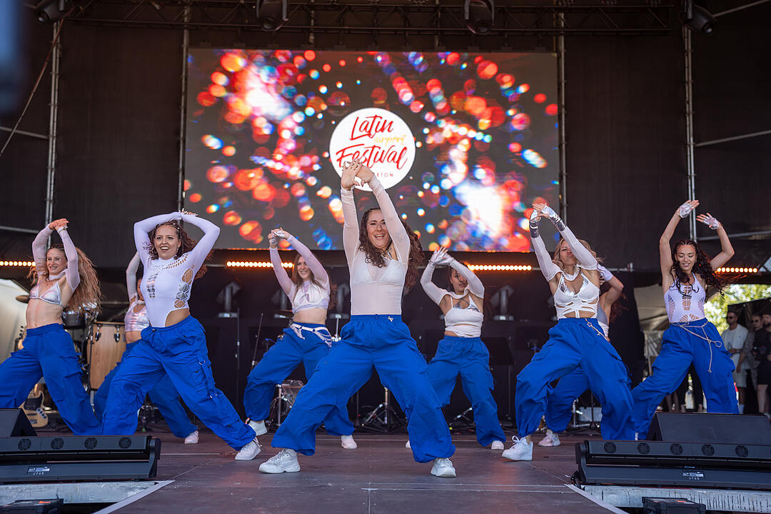 Mit vielen internationalen und nationalen Live-Acts.