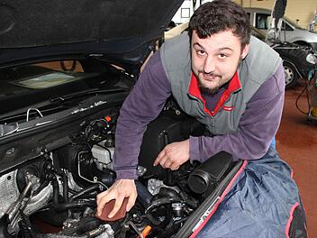 Mann der alten Schule: Benedikt Büschelberger (27) hat beim Autohaus Gelder & Sorg noch den Beruf des Mechanikers erlernt.  Fotos: Katja Kölbl