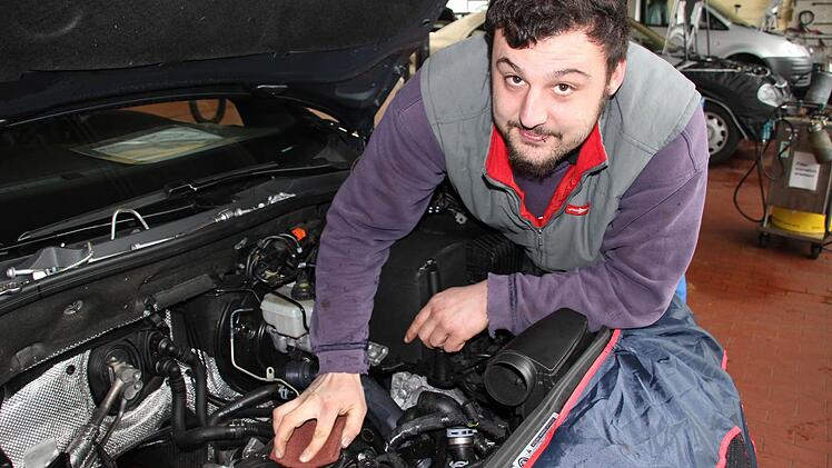 Mann der alten Schule: Benedikt Büschelberger (27) hat beim Autohaus Gelder & Sorg noch den Beruf des Mechanikers erlernt.  Fotos: Katja Kölbl