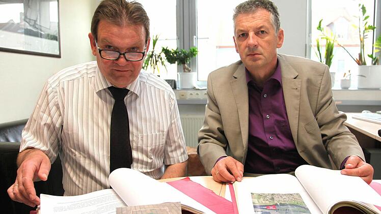 Die Ermittlungen der Kriminalpolizei Schweinfurt gehen auch zehn Jahre nach dem Torso-Fund bei Knetzgau weiter. Sachbearbeiter Reinhard Back (links) und Herbert Then, Leiter der Mordkommission, studieren die Akten. Sie sind überzeugt, den Täter zu ermitteln.  Foto: Michael Will