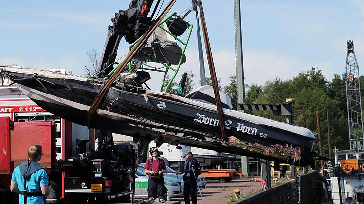 Das Sportboot wird aus dem Main im Raum Aschaffenburg geborgen. Wie die Polizei mitteilte, wurden vier Menschen bei der Kollision des Bootes mit einem Gütermotorschiff ins Wasser geschleudert. Zwei von ihnen konnten sich selbst retten. Eine 22 Jahre alte Frau und ein 25-jähriger Mann blieben vermisst. Foto: Ralf Hettler/dpa