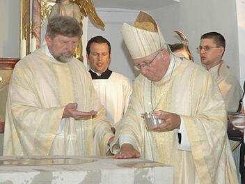 Bischof Ulrich Boom salbt unter Assistenz von Pfarrer Richard Brütting den neuen Altar. Foto: Schmidt