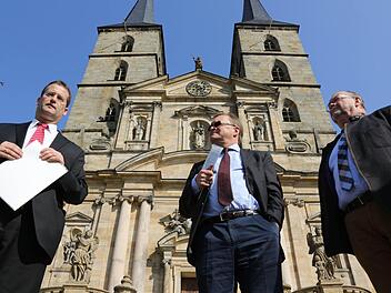 Von außen ist ihr der extreme Sanierungsbedarf nicht anzusehen: Die Bamberger Michaelskirche mit (v. l.) Bambergs Finanzreferent Bertram Felix , Oberbürgermeister Andreas Starke (SPD) und Bürgermeister Werner Hipelius (CSU). Foto: Matthias Hoch