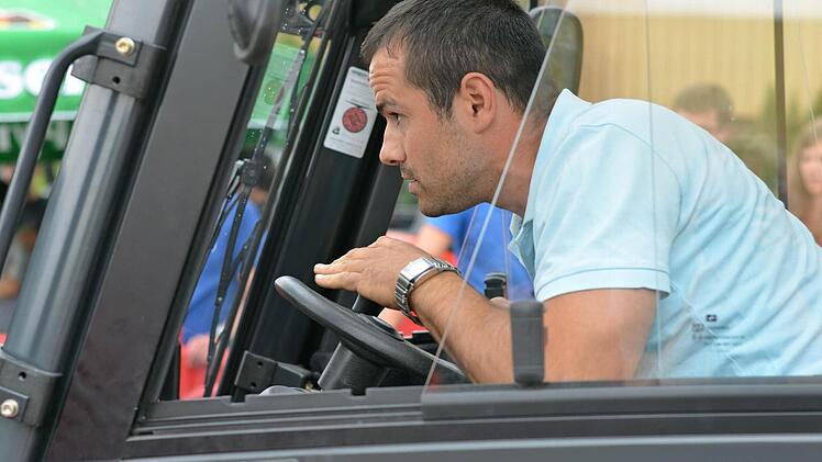 Geschicklichkeit ist beim Stapler-Cup in Nürnberg gefragt. Frankens Gabelstaplerfahrer haben sich am Wochenende zum Wettkampf getroffen. Foto: Nikolas Pelke