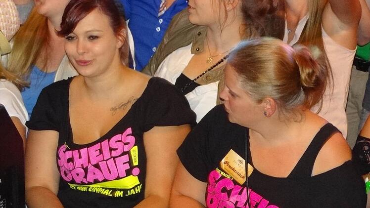 Die echten Peter-Wackel-Fans kamen im "Scheiss-Drauf"-T-Shirt und jubelten dem Entertainer aus der ersten Reihe zu.