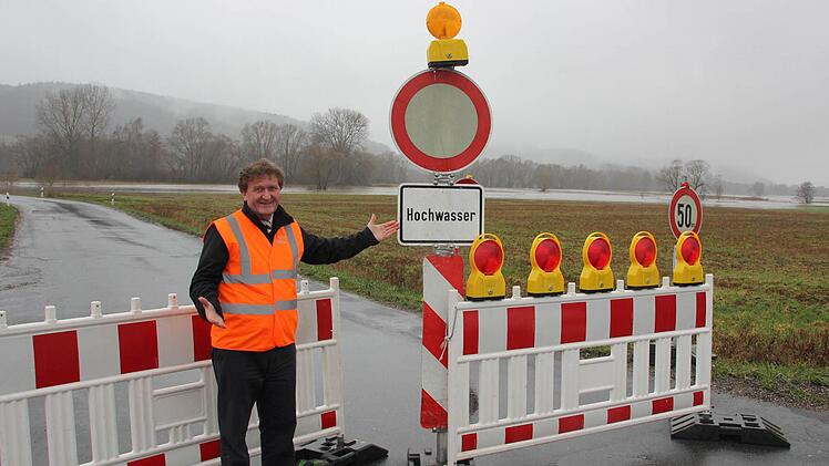 Der Mitwitzer Bürgermeister Laschka an der gesperrten Straße. Foto: Friedwald Schedel