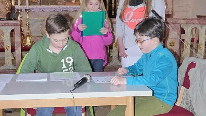 Bei der Generalprobe in der Basilika: (sitzend, von links) Ministerpräsident (Johann Pezold) und sein Referent (Josef Pezold) sowie (stehend, von links) die Sekretärin (Sophie Koppmeier) und die Präsidenten-Gattin (Julia Beck).  Foto: Klaus-Peter Wulf