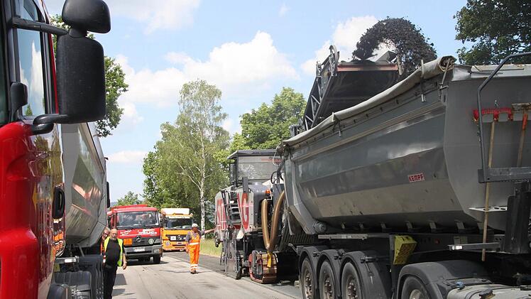 Die Fräsmaschine war gestern im Einsatz. Auf der B 85 wird auf einer Länge von 900 Metern die Fahrbahndecke saniert.