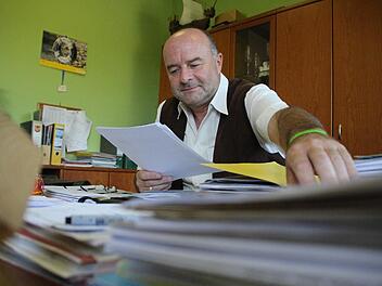 Uehlfelds Bürgermeister Werner Stöcker will im Falle seiner Wiederwahl weiter gegen das Wasserschutzgebiet kämpfen.  Foto: Christian Bauriedel