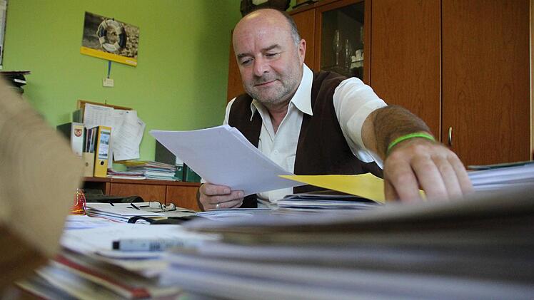 Uehlfelds Bürgermeister Werner Stöcker will im Falle seiner Wiederwahl weiter gegen das Wasserschutzgebiet kämpfen.  Foto: Christian Bauriedel