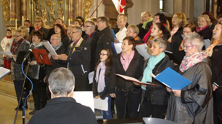 Zum Abschluss der Kirchenmusiktage sang der Chor "Gospels & more". Foto: Winfried Ehling