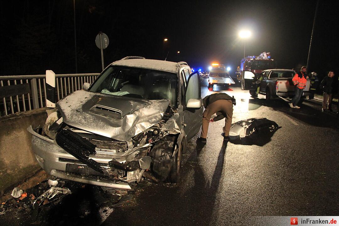Glatteis führt zur Kollision im Gegenverkehr – Beide Fahrer zum Glück nur leicht verletzt