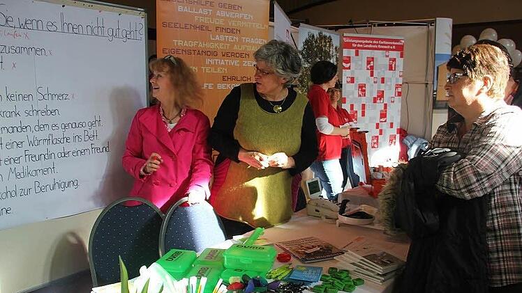 Birgit Weickert und Martina Förtsch von der Caritas mit Besucherin. Foto: Veronika Schadeck