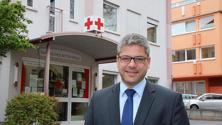 Noch-Geschäftsführer Thomas Stadler vor der Geschäftsstelle des Rot-Kreuz-Kreisverbandes Bad Kissingen in der Landwehrstraße: Im Juli wechselt er als Leiter des Rettungsdienstes nach München. Foto: Ralf Ruppert