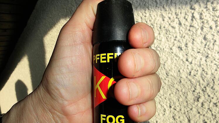 In Schwabach ist ein Streit unter Nachbarn eskaliert: Eine Frau soll zu laut ihre Roll&auml;den ge&ouml;ffnet haben. Ihr Nachbar spr&uuml;hte ihr Pfefferspray ins Gesicht. Archiv/Symbolbild