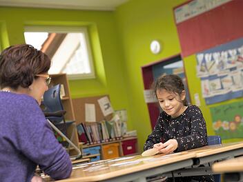 Lara ist mit Lehrerin Carolin Deinhardt vertieft in ihr Lernentwicklungsgespräch - das gibt es an den meisten Grundschulen statt eines Zwischenzeugnisses.  Aber wie lange sollte die Kinder in die Grundschule gehen müssen? Die Frage wird kontrovers diskutiert. Stephan Großmann