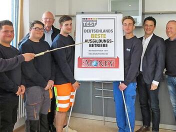 Die Auszubildenden Johannes Helmreich, Christoph Wagner, Pascal Ginsel, Geschäftsführer Wolfgang Schubert-Raab, Maximilian Müller, Tobias Zolleis, Ausbildungsleiter Thomas Polzer, Coach Peter Breitenbach und Julia Raab (von links) freuen sich über die Auszeichnung.  Foto: Monika Schütz