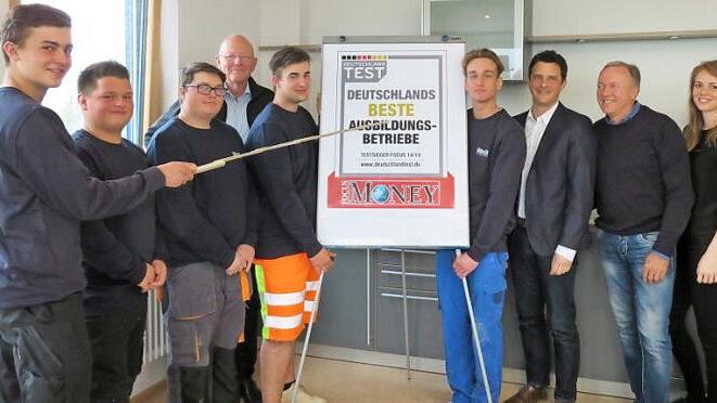Die Auszubildenden Johannes Helmreich, Christoph Wagner, Pascal Ginsel, Geschäftsführer Wolfgang Schubert-Raab, Maximilian Müller, Tobias Zolleis, Ausbildungsleiter Thomas Polzer, Coach Peter Breitenbach und Julia Raab (von links) freuen sich über die Auszeichnung.  Foto: Monika Schütz