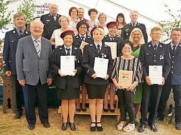 Die Feuerhwehr Lahm freute sich über die Ehrung für die Frauen der ersten Stunde sowie über staatliche Auszeichnungen. Foto: Heike Schülein