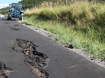 Tiefe Löcher hat ein Traktor auf der Straße zwischen Euerdorf und Sulzthal verursacht. Foto: Ralf Ruppert
