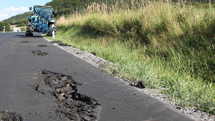 Tiefe Löcher hat ein Traktor auf der Straße zwischen Euerdorf und Sulzthal verursacht. Foto: Ralf Ruppert