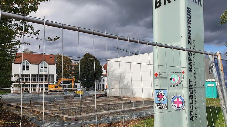 Das bestehende Adalbert-Raps-Zentrum des BRK-Kreisverbands an der Wilhelm-Meußdoerffer-Straße wird  zum zentralen Katastrophenschutz- und Logistikzentrum erweitert. Foto: Christine Fischer