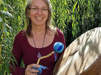 Hier ist Christine Busl ganz in ihrem Element: in der Natur, mit Trommel und mit viel Energie und Lebensfreude.