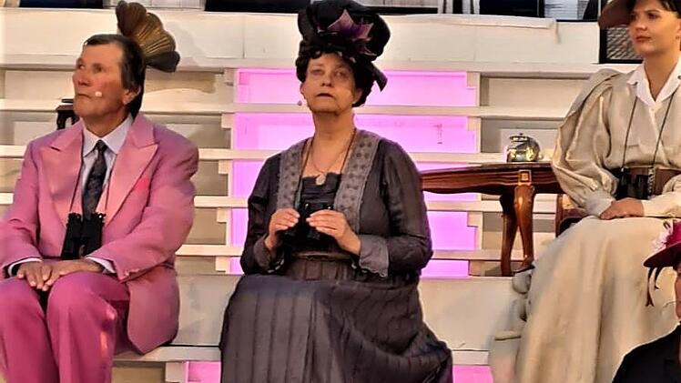 Waltrude Halboth als vornehme Dame beim Pferderennen in Ascot.