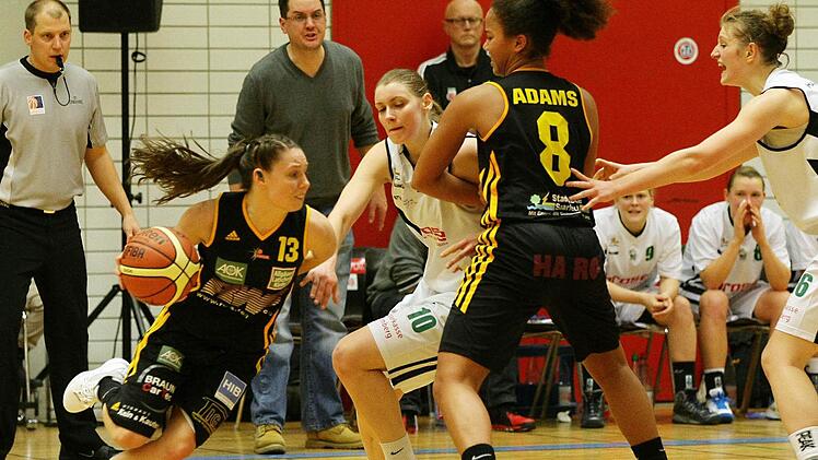 Trainer Steffen Dauer (hinten, Zweiter v.&nbsp;l.) versucht es an der Seitenlinie zu richten. Derweil geht es auf dem Parkett zur Sache zwischen den Bamberger Korbj&auml;gerinnen Daniela Vogel und Alina Hartmann (wei&szlig;e Trikots, v.&nbsp;l.) sowie Gina Gro&szlig; und Jamailah Adams (v.&nbsp;l., beide TV Saarlouis). Fotos: sportpress