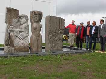 Vor dem Kunstwerk: (v. l.) FWO-Vorsitzender Heinz Köhler, der Künstler Heinrich Schreiber mit Sohn Tobias, Bürgermeister Wolfgang Beiergrößlein und FWO-Geschäftsführer Markus Rauh  Foto: Veronika Schadeck