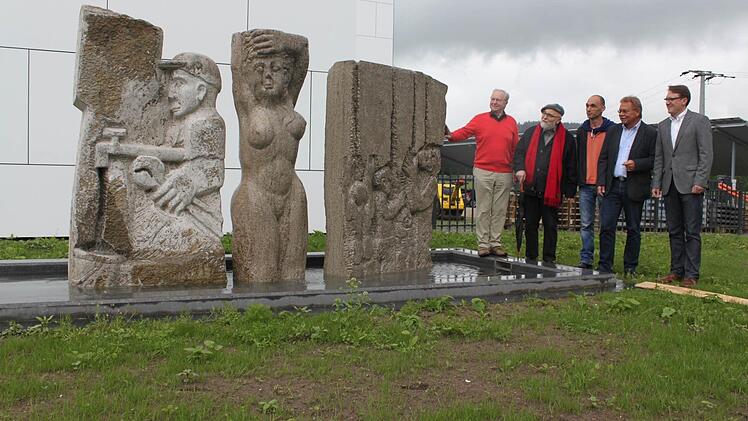 Vor dem Kunstwerk: (v. l.) FWO-Vorsitzender Heinz Köhler, der Künstler Heinrich Schreiber mit Sohn Tobias, Bürgermeister Wolfgang Beiergrößlein und FWO-Geschäftsführer Markus Rauh  Foto: Veronika Schadeck