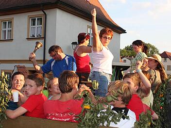 Mit dem Bulldog auf dem Festzug durchs Ort. Döringstadter wissen Botschaften zu verbreiten. Foto: Markus Häggberg