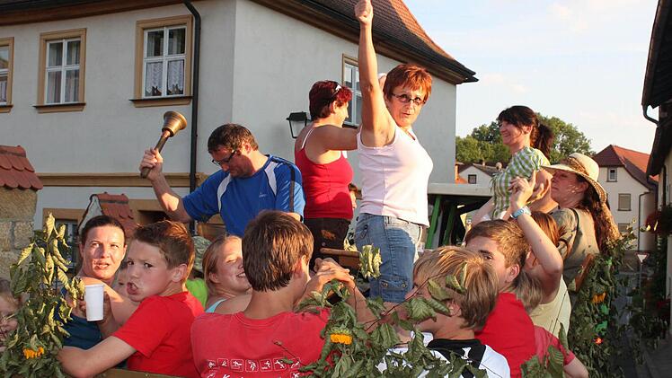 Mit dem Bulldog auf dem Festzug durchs Ort. Döringstadter wissen Botschaften zu verbreiten. Foto: Markus Häggberg