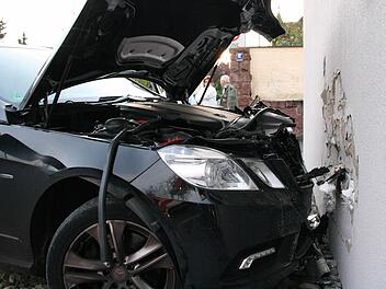 An einer Hauswand in der Baptist-Hoffmann-Straße in Garitz (Stadt Bad Kissingen) endete am Donnerstagnachmittag eine Autofahrt. Foto: Paul Ziegler
