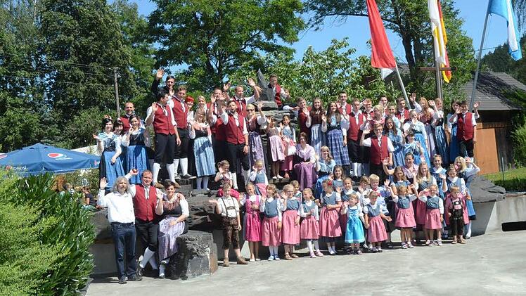 Eine große Trachtenschar pflegt in Welitsch das Brauchtum der Einhaltkerwa. Nach der Andacht in der St.-Anna-Kirche stellten sich die Trachtenpaare mit Pater Helmut Haagen (vorne links) in bester Stimmung vor dem Einmarsch zum Plantanz den Fotografen.