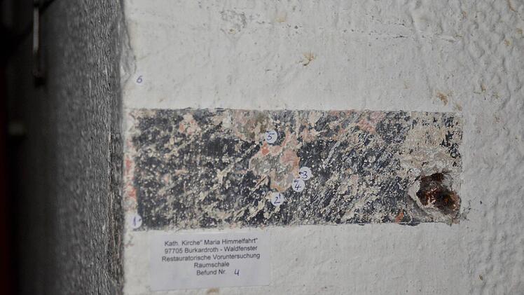 Untersucht: Restauratoren haben die alte Kirche bereits genauestens unter die Lupe genommen. Hier haben sie die Wandbeläge untersucht. Foto: Kathrin Kupka-Hahn