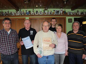 Vorsitzender Gerhard Fuhrmann, Bernd Wei&szlig; (BFV-Ehrennadel in Silber), Heinz Kalter (SCH-Ehrenteller, Ehrennadel in Gold), Kassier Uwe Engelhardt, neue 2. Vorsitzender Andrea Tschirge und Wilfried Engelbrecht (langj&auml;hrige ehrenamtliche T&auml;tigkeit/ von links).  Foto: ake