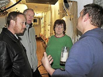In Begleitung von Klaus Strienz (2. v. l.) ließen sich Iain und Caroline Price von Braumeister Michael Ackermann (r.) durch das Brauhaus Höchstadt führen. Foto: Johanna Blum