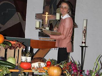 Am Altar: Pfarrerin Daniele Roth bereitet Anfang Oktober die Kirche für den Gottesdienst vor. Foto: Ulrike Müller