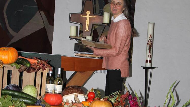 Am Altar: Pfarrerin Daniele Roth bereitet Anfang Oktober die Kirche für den Gottesdienst vor. Foto: Ulrike Müller