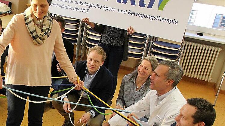 Die Patientin steht bei Peer Medau (Leiter der Medau-Schule), Beate Biazeck (NCT), dem Leiter des onkologischen Zentrums, Dr. Christof Lamberti sowie dem Coburger Projektkoordinator Jens Langenhorst im Mittelpunkt. Foto: Ulrike Nauer