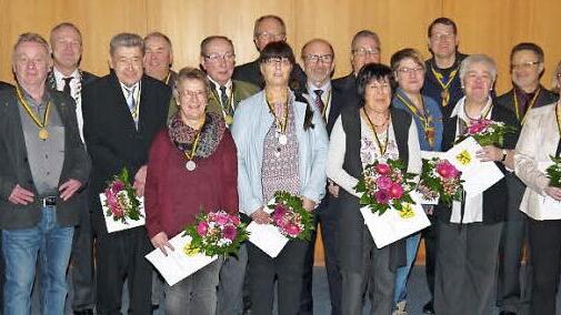 Die Geehrten im Kreis aller mit der Stadtmedaille ausgezeichneten Bürger. Foto: Berthold Köhler