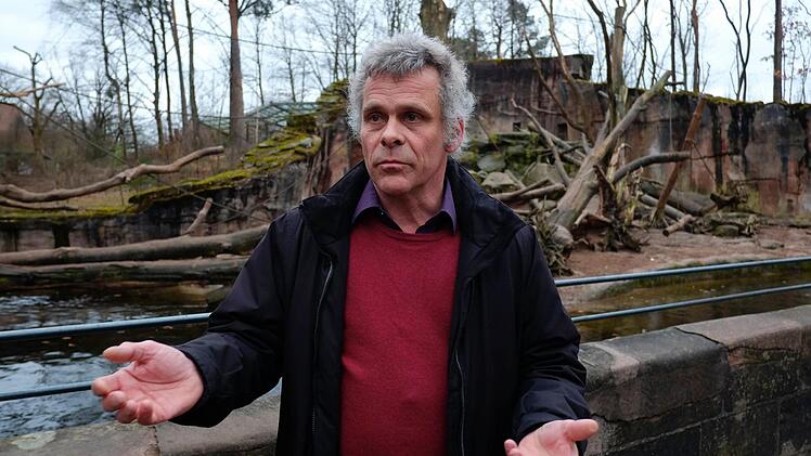 Tiergarten Direktor Dag Encke hat sich während der eiskalten Wintermonate besonders um die Paviane gesorgt.  Foto: Nikolas Pelke