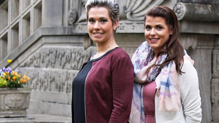 Im königlichen Ambiente: Nina Dees (links) und Stephanie Tüchters bewerben sich mit Nicole Wehner, die krankheitsbedingt bei der Vorstellung fehlte, um das Amt der Rosenkönigin. Foto: Werner Vogel