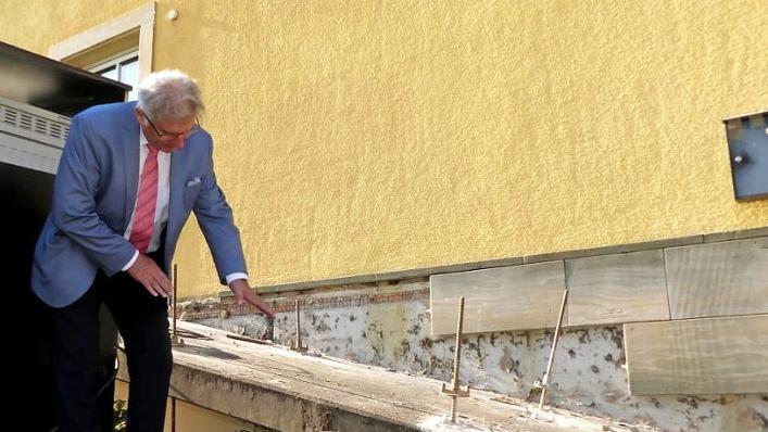 Der Vorsitzende der Verwaltungsgemeinschaft Trebgast und Harsdorfer Bürgermeister, Günther Hübner, zeigt, warum die bisherige Rampe am Verwaltungsgebäude durch einen Hebelift ersetzt werden muss: Die Steigung von 19 Prozent ist nach den derzeit gültigen Vorgaben nicht mehr zulässig. Foto: Dieter Hübner