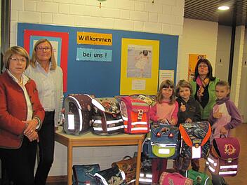 Die Grundschule am Heimatring beteiligt sich in diesem Jahr wieder an der GAIN-Schulranzenaktion. Unser Bild zeigt von links: Rektorin Marie-Luise Albrecht-Müller, Konrektorin Andreas-Ursula Keidel, Sophie S. Silvia F., GAIN-Mitarbeiterin Silvia Rauschert und Jamie Lee B. Foto: Martin Koch