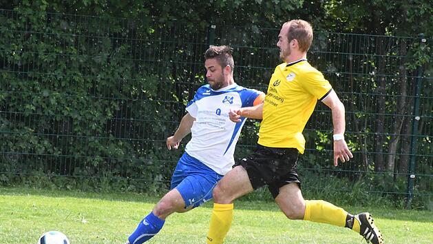 Zu diesem Zeitpunkt regnete es nur leicht: Waldfensters Markus Wehner im Duell mit Hassenbachs Niklas Lerpscher. Das Spiel wurde beim Stand von 0:1 wegen heftigen Gewitters abgebrochen.Hopf