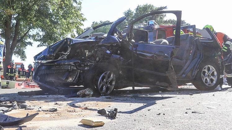 Bei einem Unfall im Kreis Bamberg zwischen Bischberg (Ortsteil Trosdorf) und Tütschengereuth wurden am Samstag zwei Autofahrerinnen schwer verletzt. Die Straße war stundenlang  gesperrt. Foto: NEWS5 / Merzbach