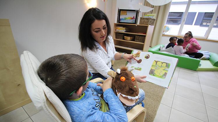 Die Leiterin des neuen städtischen Kindergartens "Am Lindenanger", Jenny Weidinger, betreut ein Kind. Foto: Ronald Heck